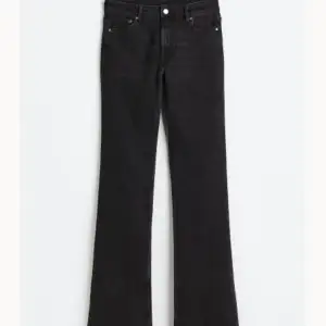 Svarta Jeans från hm💕 (Vet inte riktigt om det är exkat dom som det är på bilden, men dem ser exakt ut så)