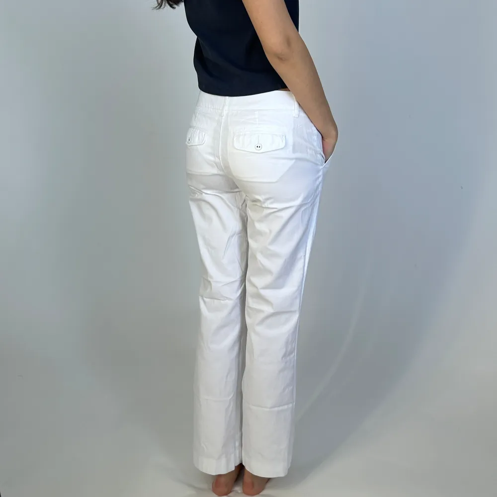 Vanliga vita byxor från Esprit med låg midja. Midjemått 38 tvärs över innerbenslängd 78 cm. Jeans & Byxor.