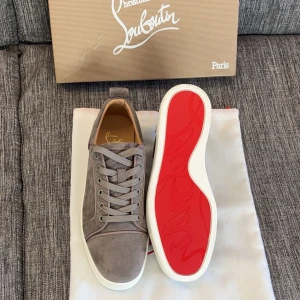 Christian Louboutin skor  - Christian Louboutin skor i färgen grå  Bra skick, Ny pris 5999kr ( Box och en Louboutin påse följer med ) Hör av dig om du har frågor !