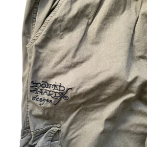 Ed hardy cargos  - Ed hardy x Urban outfitters cargos. Sparsamt använda, inga defekter.