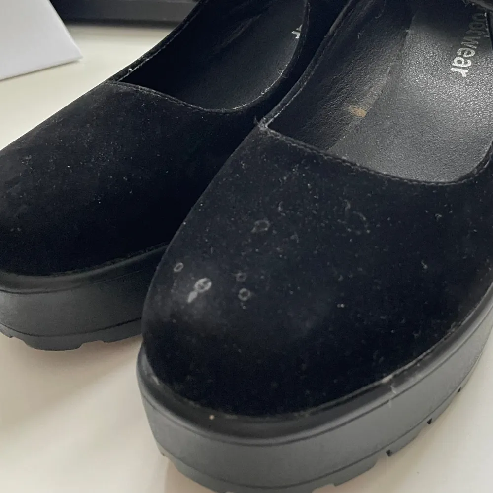 Svarta Mary Janes från Koi footwear. Dom är lite smutsiga (bild 3) mest på en sko men inget som märks jätte mycket. ”Gnisslar” lite när man går därför lågt pris. Skriv om du har några frågor eller vill ha mer bilder <3. Skor.