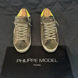 Jag säljer ett par galet snygg trendig Phillip model skor! Säljer nu dessa för att jag inte längre har användning av dem. Skorna är i storlek 42 och är i skick 7/10, lådan ingår. Kan diskuteras pris vid snabb affär! Skriv för flera bilder. 