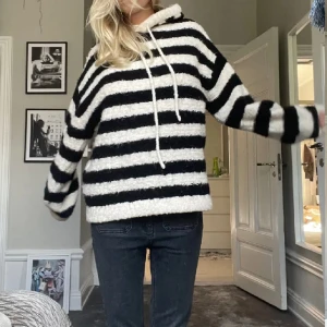 Stickad hoodie  - Säljer nu vääärldens mysigaste hoodie!! Exakt den på bilden då det är bilder från den tidigare ägaren. Så snygg och skön!! Inga defekter alls! Helt slutsåld och eftertraktad! Såå najs 💕💕