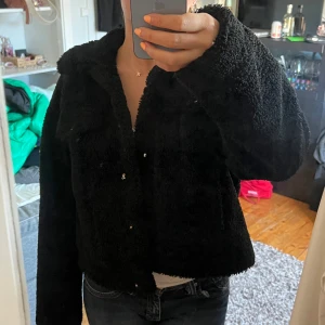 Fluffig jacka - Fluffig får jacka i svart, från NAKD i storlek 38🤍🤍fint skick! Nypris 900kr säljer 500kr, pris kan diskuteras vid snabb affär
