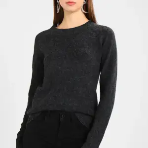 Säljer denna trendiga mörkgråa tröja nästan som helt ny knappt använd. 💕