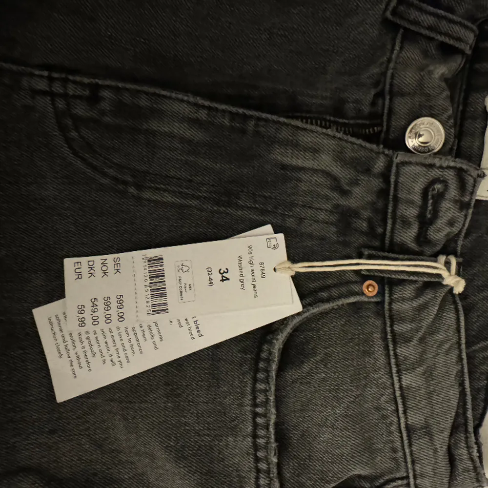 Jätte fina gråa svarta jeans säljes då dom är lite stora vida låten för min del . Jeans & Byxor.