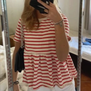Zara topp - Säljer denna jättefina zaratröja som är perfekt till sommaren!💓 Har inga defekter alls, och är i väldigt bra skick. Skriv gärna för frågor och mer info❤️lånad bild 