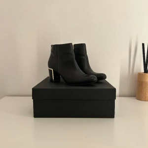 Klack skor Tommy hilfiger  - Storlek 37 passar även 36, snygga klackar från Tommy hilfiger som är i ett bra skick, välomhändertagna, hör av er vid frågor samt övriga funderingar 👠🇮🇹🌸