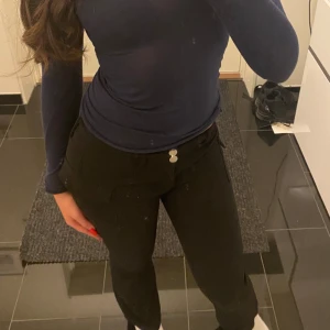 Kostymbyxor med fickor - Jätte fina kostymbyxor med fickor. Nästan aldrig använda då jag föredrar jeans och därmed säljs dem. 💕💕 Tveka inte och höra av er vid frågor/bilder. 🫶🏼