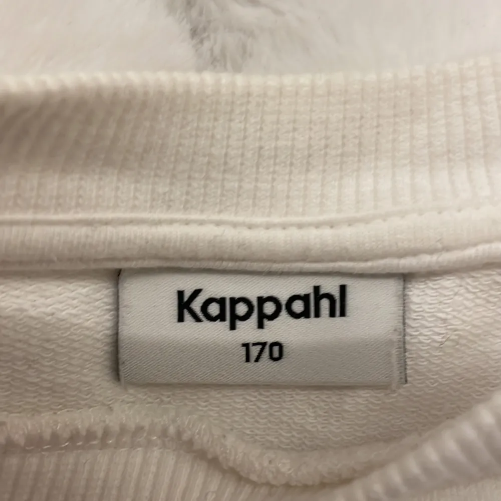 Vit, långärmad tröja från Kappahl 💗 Har inte använt på över 1 år och i bra skick 💗. Tröjor & Koftor.