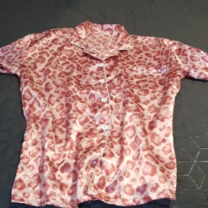 Sköna pyjamas  - Jag säljer fina sköna pyjamas. De är oanvända. Jag gissa på storlek s-m. Finns i Vällingby. Tryck gjärna på köpnu. 