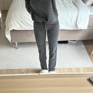 Svarta jeans - Svarta jeans från zara i modellen mid rise