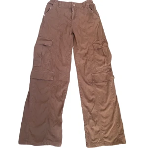 Low waist cargos  - Bruna lågmidjade cargos i jättebra skick! 🧸❣️ Använda fåtal gånger, säljer pga inte min stil längre 🥲Lite slitna längst ner på baksidan av byxbenen (se bild) Köpta för 499 