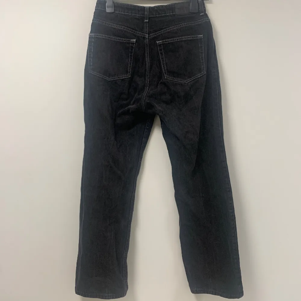 fina lite halvbaggy svarta jeans med vita sömmar, tror modellen heter rowe  . Jeans & Byxor.