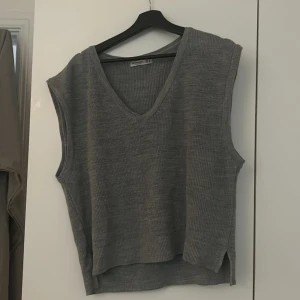 Stickad väst - Säljer min väst då den inte kommer till användning. Oanvänd, endast testad. Är i bra skick. Storlek M.