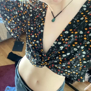 Söt sommar blus  - Nyskick, lappen kvar. Storlek 44 så väldigt overzize på mig men det är bara snyggt med tex ett linne under 🥰