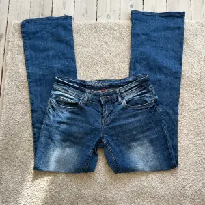 Snygga jeans från fishbone som tyvärr är alldeles för små för mig💛 lågmidjade o bootcut
