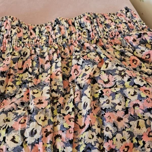 Sommar kjol - Min favorit kjol. St 34. St 36. Liten st 38. Resor. Mjuk. Bekväm. Stranden. Blommig. Haft i tio år. Bara använt tre sommar. Loppis. Märke hm. Ej frakt. 30kr. Möts i Gbg