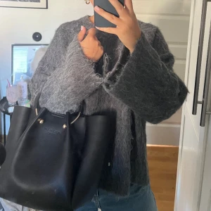 Väska  - Supercool väska köpt från Mq för ca ett år sedan. Använd då och då men inga tydliga tecken på det. 💕💕 ord pris 699 