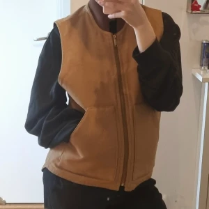 Carhartt Väst - Brun Carhartt väst som inte kommer till användning längre. Finns även en innerficka. Det är bara att skriva vid frågor. ☺️☺️☺️