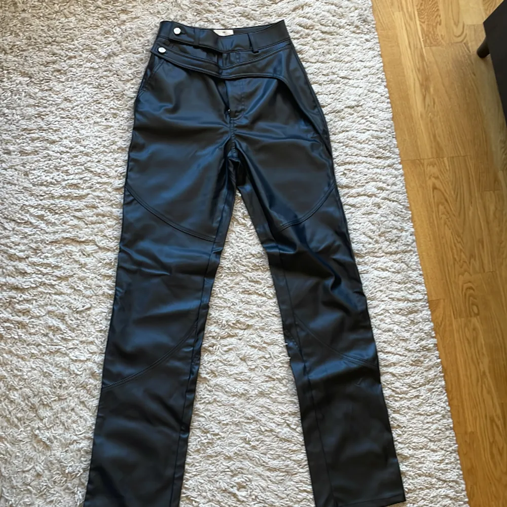 Ett par jättesnygga Leather Pants från a-dsgn i storlek XS. Endast använda en gång.. Jeans & Byxor.