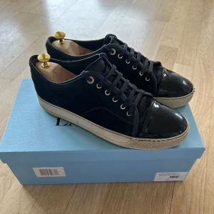 Lanvin skor - Mörkblå lanvin skor i storlek 9 (UK). Har haft dem ett tag men de har inga skador förutom några trådar som lossnat vid tån. Skriv för fler bilder eller frågor