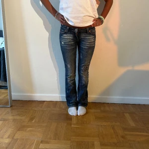 🫶🏽Lågmidjade jeans med detaljer 🫶🏽 - Sååå unika jeans Lågmidjade jeans med deltaljer och fin färg 