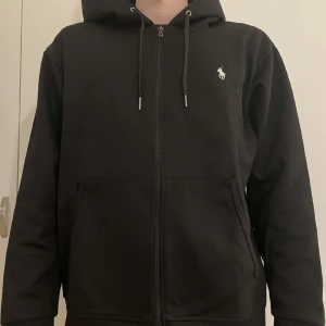 Ralph Lauren hoodie  - Säljer min svarta Polo Ralph Lauren hoodie i storlek M, Den passar mig inte löngre och ligger bara och dammar i garderoben, Pris kan diskuteras 