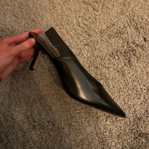 Stilet klackar - Helt nya stilettklackar med resår från H&M! Aldrig använda. Nypris 380kr