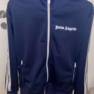 Palm Angels zip - Tjena säljer nu en snygg och trendig Zip tröja från Palm Angels. Den är ny skick och är givetvis äkta. För fler frågor så är det bara att höra av dig.