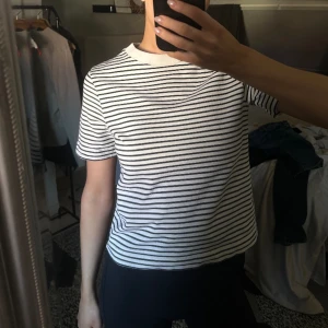 Cos T-shirt  - T-shirt från cos i storlek xs