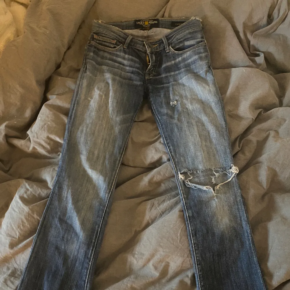 Säljer dem här så snygga lågmidjade lucky brand jeansen då jag ej använder längre. Enda defekterna är att jeansen är slitna nertill. Midja 36cm Innerben 84cm.  skriv priv för fler bilder 💕🌟✨. Jeans & Byxor.