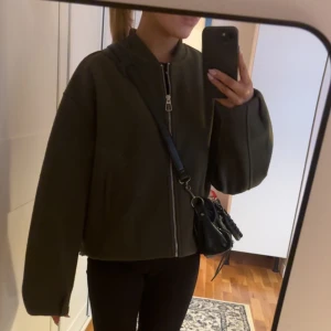 Vårjacka  - Fin grön jacka från zara. Köpt i höstas. Bra skick 