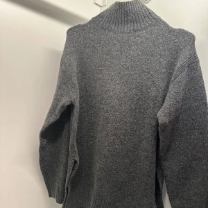 Stickad tröja  - Stickad tröja från H&M. Knappt använd, fint skick. Tjockt och varmt material. Köpt för 399 kr.