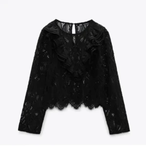 ZARA SPETS TOPP - Säljer denna ursnygga blusen/spetstoppen ifrån zara, säljs inte längre så rent omöjligt att få tag på, kan sälja billigare vid snabbköp.  Kom privat vid funderingar eller egna bilder ❤️