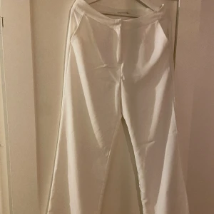 Vita kostymbyxor  - Fint skick, stora i storlek 