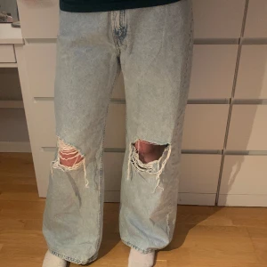 Blå Jeans - Så fina ljusblå baggy Jeans från HM, kommer inte till användning längre då dom är för stora, dom är storlek 42 men passar ändå bra på nån i storlek typ 38/40 om man vill ha mer baggy look. Bara skriva om du har frågor💗