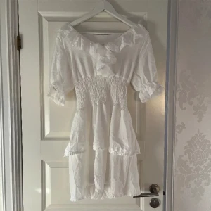 Måddisch klänning - Så så fin studentklänning från Måddisch som är helt oanvänd! Säljer då jag tyvvär hittat en ny🥲🌸✨ bara att fråga för fler bilder:)