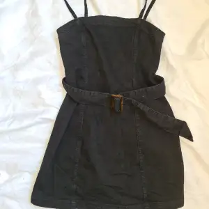 Svart klänning från H&M i storlek 38. Den är använd ett fåtal gånger och är fortfarande i mycket fint skick!✨️ Säljes pga att den är för liten för mig. Bara höra av sig för mer bilder/frågor🤩  Frakt tillkommer!