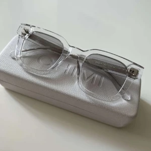 Chimi clear 04 - Säljer mina chimi clear modell 04. Säljer pga inte använder de.🫶 Super bra skick då de knappt är använda, köpta för 1350kr och säljer för 650kr❤️Skriv till mig för fler bilder💗Priset kan diskuteras vid snabb affär ❤️‍🔥