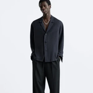 Zara svart fest skjorta  - Helt ny zara tröja i slik aktigt tyg  Köpt nyligen och säljs då den inte passar Helt ny!