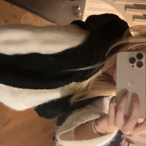 fluffig väst - skitsnygg fluffig väst! har använt några gånger men inga tecken på användning❤️ det är en gammal modell från Mango❤️