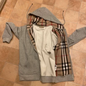 burberry kofta  - Helt ny storlek L  Jätte bra maträtter, skön, passar med allt Kan går ner med priset vid snabba och serös affär 