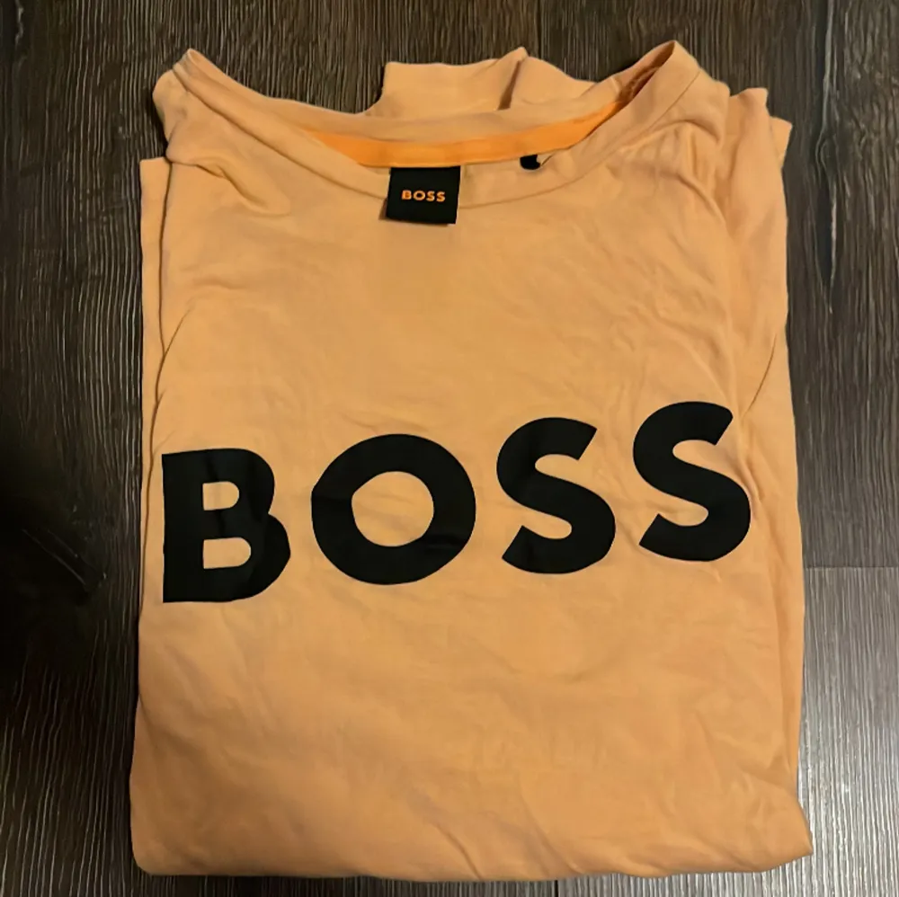 Boss tshirt i stl M Använd 1gång Skick 10/10 Nypris 799. T-shirts.