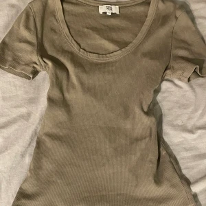 Super fin topp🫶 - Jätte fin topp!💕 Köpte den Second hand men aldrig använt den. Den är i fint skick inga fläckar och inte heller sönder någonstans! Det är ett stretchit material. Passar även S och M