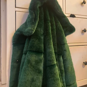 Fuskpälskappa - Mörkgrön fuskpäls jacka från Lindex, använd fåtal gånger , slutsålt på lindex hemsida, originalpris 800 kr! 💚 