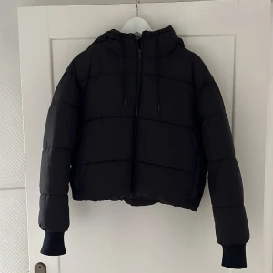 Jacka - Kort dunjacka från monki som används ej längre. Säljer den för mindre än halva priset!😇