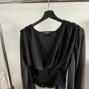 Topp med stora ärmar  - Omlott-topp med stora ärmar. Inte min stil längre och därav inte särskilt använd. 