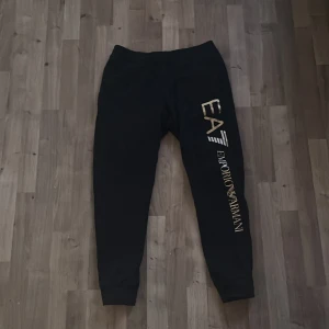 Armani mjukis - Storlek s lite stora dock har 2 stycken lika dana 1 par för 350 600