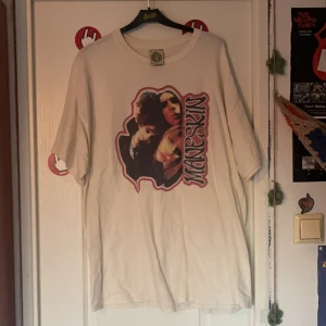 Måneskin OFFICIAL merch! - Officiellt Måneskin merchandise.  Använd en gång i super bra skick!  Tryck på fram och baksida. Skriv gärna om ni har några frågor (: Pris kan diskuteras! 